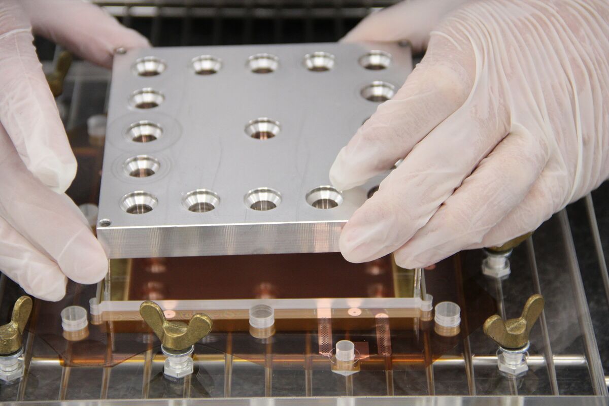 Wir stretchen und verkleben die Folie eines Gas-Electron-Multipliers