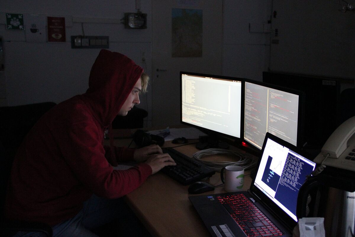 Kommt, ein bisschen Nerd-Bilder mit mir im dunklen Raum über Computermonitore müsst ihr schon aushalten